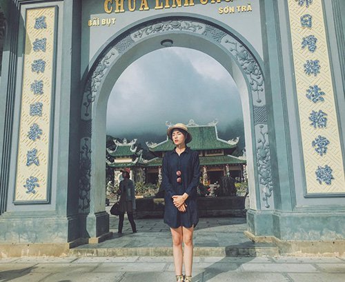 
Hình ảnh Hoa hậu Kỳ Duyện diện váy suông chụp ảnh lưu niệm trước cửa chùa Linh Ứng (Đà Nẵng) hồi đầu tháng 1.2016 khiến nhiều khán giả không hài lòng.
