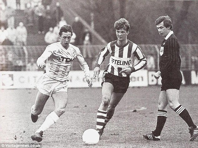 
Van Gaal thời còn thi đấu bóng đá (giữa).
