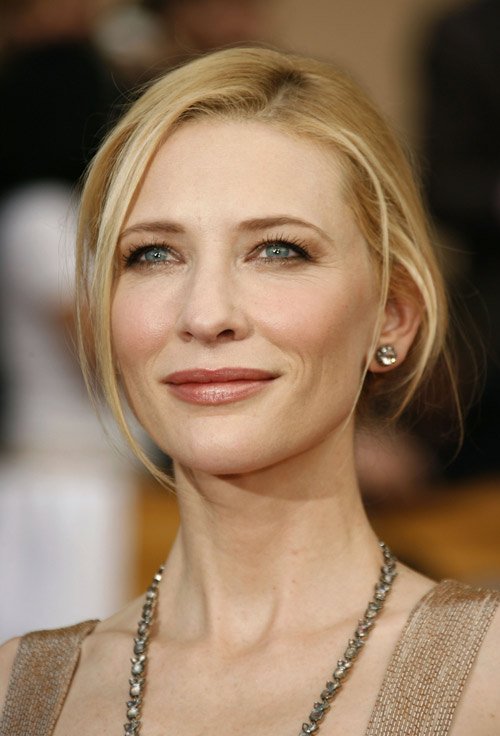 
Nữ diễn viên 46 tuổi cũng vừa nhận thêm một đề cử Nữ chính xuất sắc nhất cho bộ phim Carol tại Oscar vừa qua. Cate Blanchett được khán giả yêu mến qua vẻ ngoài hết sức quyền lực cũng như khả năng diễn xuất đáng nể.
