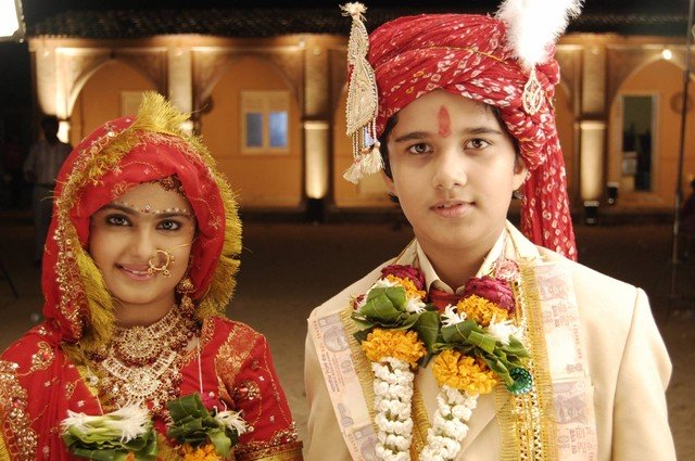 
Anandi và Jagdish được gia đình tổ chức tiệc cưới long trọng. Cả hai yêu thương và giúp đỡ nhau như đôi bạn thân thiết sống dưới cùng một mái nhà.
