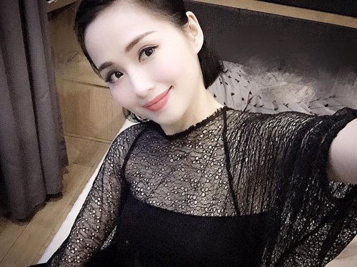 Cận cảnh làn da trắng hồng, mịn màng của bà mẹ hot girl khiến nhiều cô gái trẻ ngưỡng mộ.