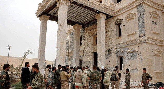 Binh lính Syria có mặt ở thành cổ Palmyra sau giải phóng.