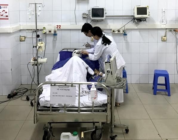Các nạn nhân được các bác sĩ cứu chữa tận tình tại Bệnh viện Đa khoa tỉnh Quảng Ninh. Ảnh: Báo Quảng Ninh