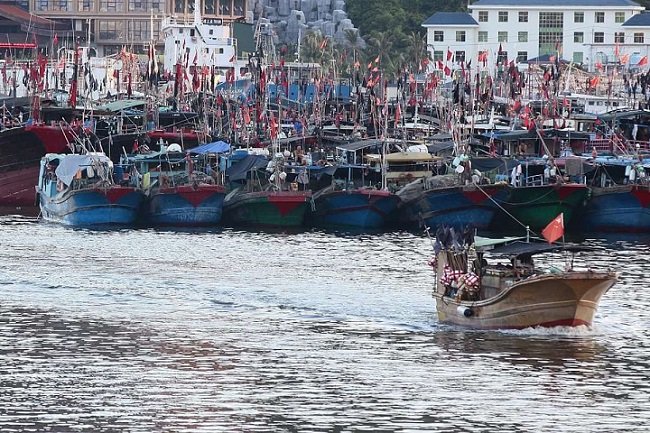 Tàu cá ra khơi từ cảng ở Hải Nam. Làng chài Tanmen, thuộc tỉnh Hải Nam là một trong những nơi quan trọng nhất về mặt chính trị