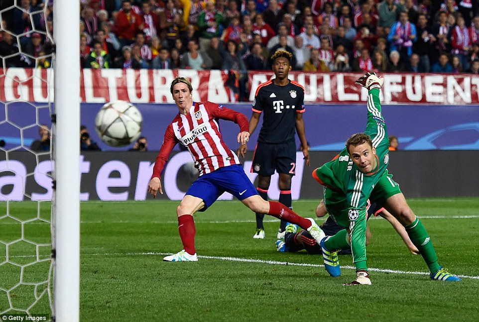 
Sau khi có bàn thắng, Atletico chơi phòng ngự rình rập. Torres cũng có pha đe dọa thủ thành Neuer nhưng không thành bàn mà đập cột dọc nảy ra.
