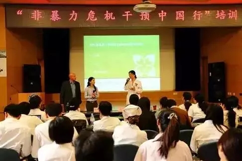 
Một buổi bồi dưỡng kỹ năng dành cho các bác sĩ nhằm đối phó với các nguy cơ phi bạo lực từ bệnh nhân và người nhà bệnh nhân tại bệnh viện Thiên Đàn, Bắc Kinh.
