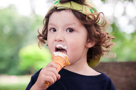 
6. Kem que: Cảm giác ăn một que kem mát lạnh giữa trời hè rất tuyệt nhưng chất phụ gia tạo màu dùng trong kem có thể gây ung thư . Bạn nên thay chúng bằng nước ép trái cây hoặc kem tự làm ở nhà bằng những nguyên liệu tự nhiên.

