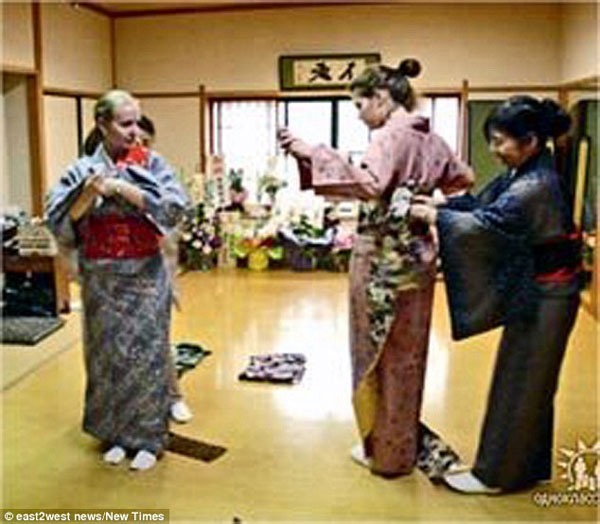 Cô gái (bên trái ảnh) được cho là Maria khi đang tham dự lớp múa tại Tokyo, Nhật Bản năm 2009.