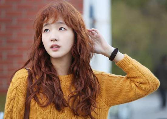
Kim Go Eun vào vai cô nàng Hong Seol tóc xù trong Cheese in the trap.
