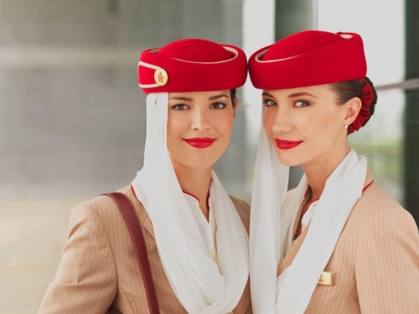 
Các nữ tiếp viên hàng không Emirates Airlines trở nên quyến rũ hơn với chiếc khăn voan che nửa mặt này.
