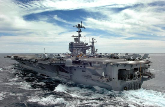 Không đoàn trên tàu sân bay USS John C. Stennis có thể tham gia truy đuổi máy bay địch, tàu ngầm, và mục tiêu mặt đất.