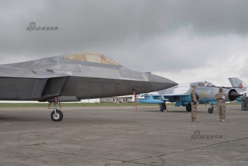 F-22 Raptor được đưa vào sử dụng để thay thế cho F-15 và F-16, với mục tiêu thành chiến đấu cơ chủ lực trên không, đồng thời có khả năng hỗ trợ mặt đất.