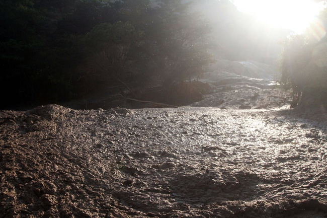 
Dòng sông ô nhiễm do lượng nước thải từ mỏ khai thác vàng bạc Dos Senores ở Concordia, bang Sinalo, Mexico tràn ra. Khoảng 10.800 tấn chất thải đã theo một lỗ hổng chảy ra một nhánh của dòng sông Baluarte. Bức ảnh được chụp vào ngày 17/10/2014.
