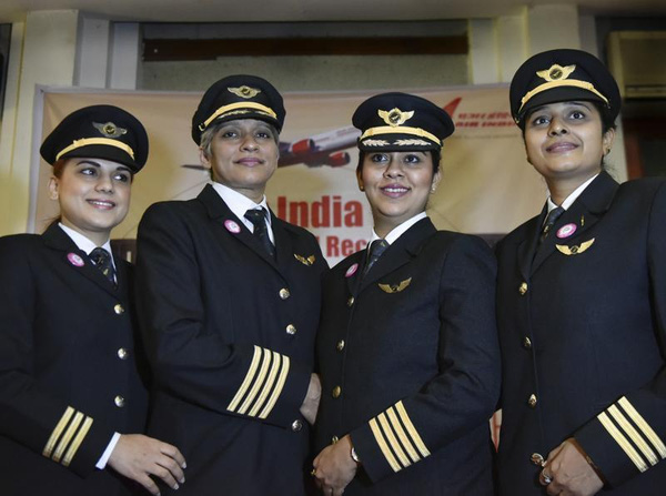 
Ánh mắt đầy tự hào của những nữ phi công sẽ điều khiển chuyến bay
