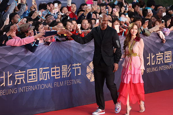 Xuất hiện cùng Jessica là ngôi sao bóng rổ Stephon Marbury, cả hai cùng tham gia bộ phim New Yorker in Beijing