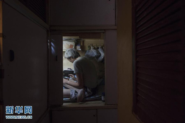 
Cuộc sống tù túng chật hẹp của những người dân nghèo tại Hồng Kông.
