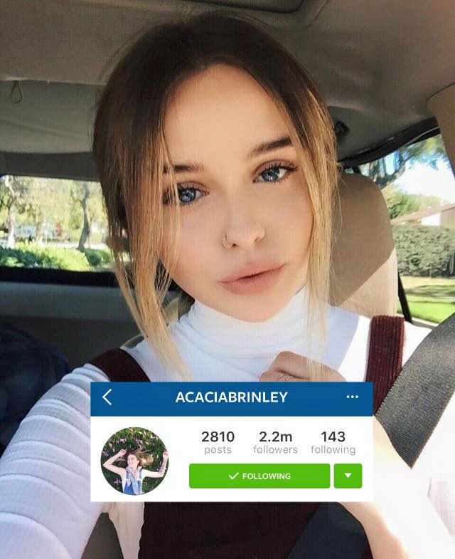 Acacia Brinley là cái tên vô cùng nổi trên Youtube. Ngoài gương mặt xinh đẹp, cô còn ghi điểm ở khoản cực kỳ yêu động vật và từng gọi tên mình là Dog Mom.