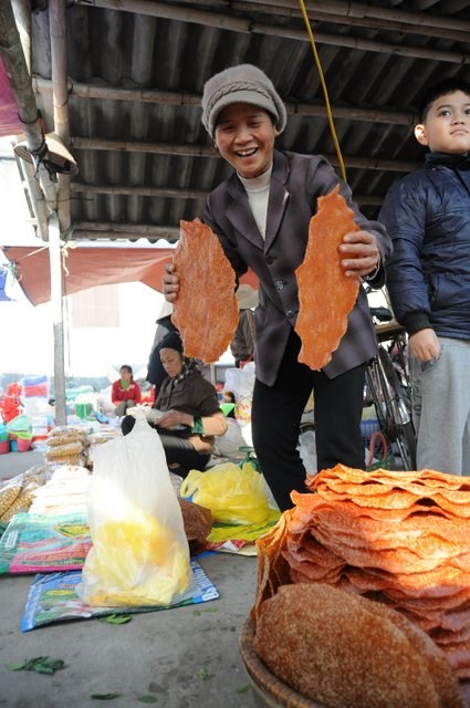 
Chợ tết không thể vắng bóng những mặt hàng đặc sản từ gạo như bánh đa, bánh nhãn…
