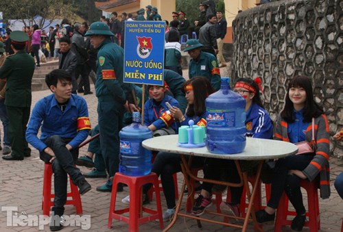 Hàng trăm đoàn viên thanh niên cũng được huy động hỗ trợ bảo vệ, giới thiệu về lễ hội cho du khách.