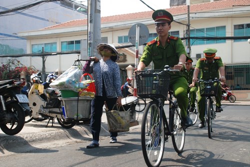 
Đại tá Tiến cho biết, với việc trang bị xe đạp cho cảnh sát khu vực để lực lượng này thật sự gần gũi với người dân hơn, như người thân của người dân để từ đó người dân mới tin yêu hơn. Ảnh Việt Văn

