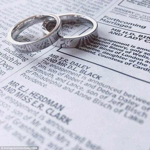 
Hình ảnh về cặp nhẫn cưới cũng như thông báo lễ cưới được Tom Daley chia sẻ trên Instagram.
