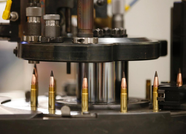 
Một chiếc máy lắp ráp đạn .308: nó sẽ nạp thuốc súng vào vỏ đạn, lắp đầu đạn để tạo thành những viên đạn .308 hoàn chỉnh.
