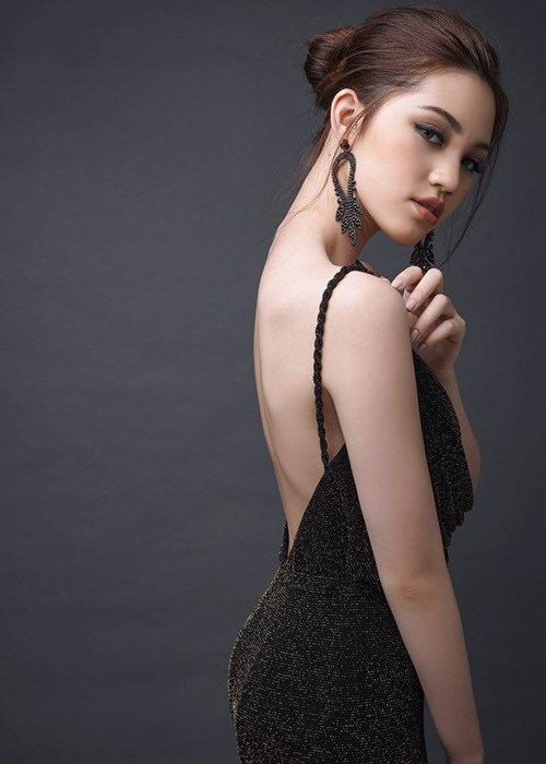 Bí mật thầm kín của Hoa hậu 18 tuổi này là rất mê ca sĩ Khắc Việt. Cô mong 1 lần được diễn chung MV với chàng ca sĩ - nhạc sĩ tài hoa này.