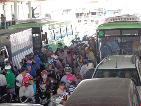 
Trước đó, lúc 12 giờ ngày 24-4, những chiếc xe buýt B40 mới 100%, có trang bị máy lạnh đã xuống phà Bình Khánh để về Cần Giờ. 
