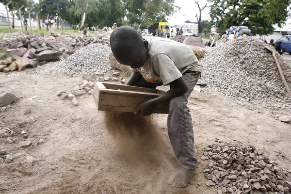 
Trẻ em Congo mạo hiểm tính mạng để đi làm pin cho các thiết bị điện tử thông minh của nhân loại.
