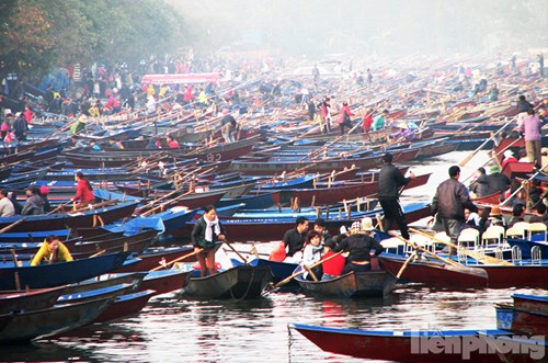 Bến đò suối Yến đông nghịt người, thuyền.