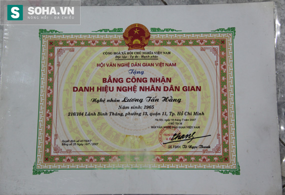
Bằng những cống hiến của mình cho sự nghiệp múa lân, năm 2007 ông Hằng được Hội Văn nghệ dân gian Việt Nam công nhận danh hiệu Nghệ nhân dân gian. Ảnh: Phạm An
