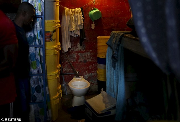 
Nơi vệ sinh cũng không được sạch sẽ, là nguyên nhân gây ra nhiều căn bệnh nguy hiểm cho những tù nhân tại đây.
