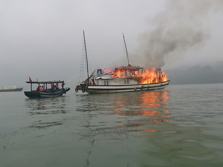 
Ngày 10.4.2014, tàu QN 3736 của Cty Cửu Long bị bốc cháy gần khu vực Động Thiên Cung khi đang đưa 17 du khách trở về sau chuyến nghỉ đêm. Cũng may mắn, không có thương vong trong vụ này.
