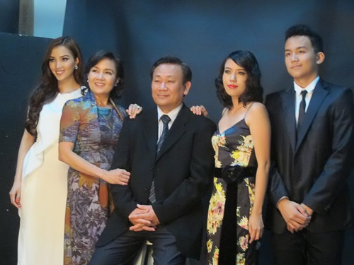 
Bức ảnh chụp đầy đủ các thành viên trong gia đình của anh chàng Bill Huỳnh.
