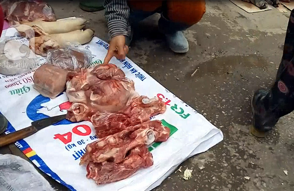 Thịt lợn, lòng, mỡ bẩn vứt chỏng chơ dưới đất trong chợ.