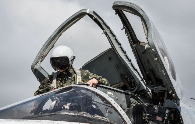 Thiếu tướng Igor Konashenkov, đại diện chính thức của Bộ Quốc phòng Nga cho biết, máy bay của Lực lượng Không quân vũ trụ (VKS) từ căn cứ Hmeymim chỉ đánh bom vị trí của các nhóm khủng bố IS và Dzhebhat-en-Nusra.