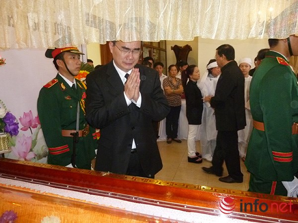 
Chủ tịch Ủy ban MTTQ Việt Nam Nguyễn Thiện Nhân không kìm được nước mắt khi viếng ông Nguyễn Bá Thanh
