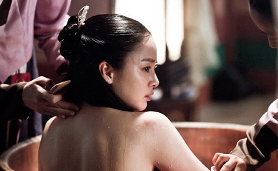 
Cảnh tắm bỏng mắt của Jang Ok Jung (Kim Tae Hee) trước khi cô có đêm đầu tiên với nhà vua.
