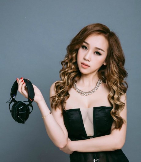 Với 4 năm kinh nghiệm trong nghề, được xem là 1 DJ yêu thích phong cách sexy, trẻ trung, thu hút giới trẻ hiện nay.