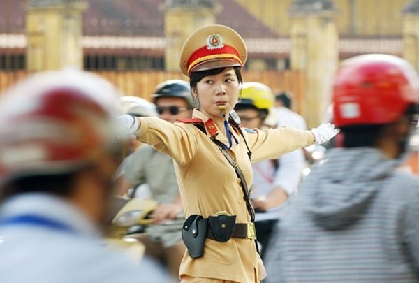 
Hình ảnh Nguyễn Phương Dung (sinh năm 1994) thực hiện nhiệm vụ trong kỳ thi Đại học 2014 đã nhận được rất nhiều sự quan tâm của dân mạng.
