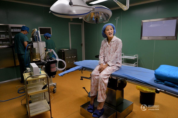 
Vương Kỳ bên trong phòng phẫu thuật để chờ các bác sĩ tác nghiệp trên cơ thể của mình.
