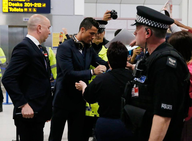 Ronaldo dĩ nhiên là tâm điểm của mọi sự chú ý. Mặc dù được các nhân viên an ninh bảo vệ nghiêm ngặt, Ronaldo vẫn phải mỏi tay ký tặng người hâm mộ.