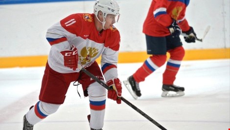 
Trước đó, nhà lãnh đạo Nga cũng đã tham gia một trận hockey ở Sochi hôm 6-1 (Ảnh: AP) 
