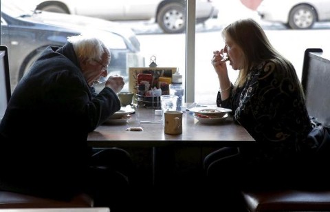 Thượng nghị sĩ Bernie Sanders cùng vợ ngồi ăn trưa tại quán cà phê Key ở St. Paul, Minnesota.