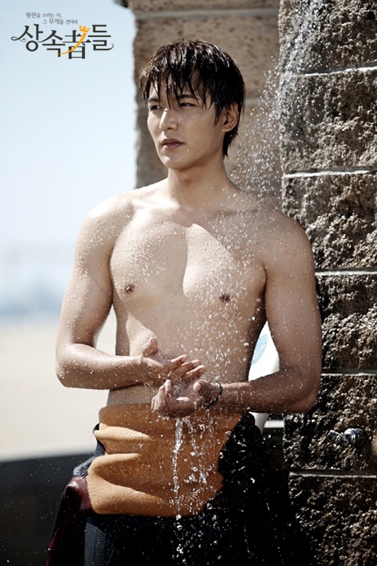 
Trong The Heirs, nhân vật của Lee Min Ho đã có cảnh tắm ở nơi công cộng sau khi đi lướt sóng. Cảnh tắm ngoài trời này đã khiến nhiều fan nữ ngây ngất. Nếu được tận mắt chứng kiến cảnh tắm lộ thiên này của anh ấy, chắc hẳn nhiều người sẽ phải ngất xỉu.
