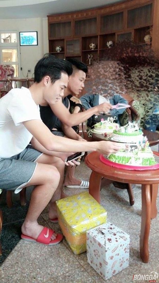 Văn Toàn và đồng nghiệp Lê Văn Thanh cắt bánh sinh nhật tại Hàm Rồng. Ảnh: Thu Trang.