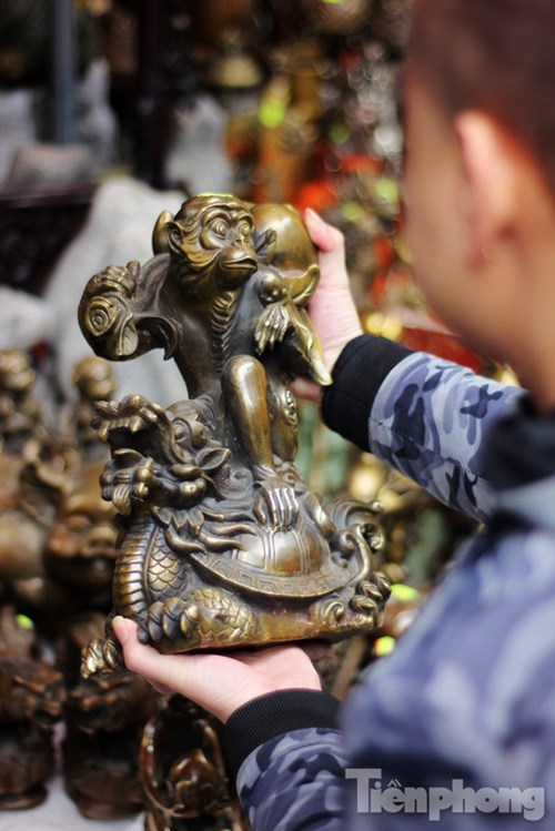 Bức tượng khỉ vác đào cưỡi rùa đầu rồng này có giá 2,5 triệu đồng.