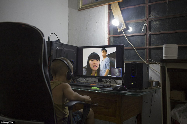 
Xiao Le, 4 tuổi đang gặp bố mẹ qua màn hình vi tính. Bố mẹ em 20 tuổi, hiện đang làm công nhân ở tỉnh Triết Giang.
