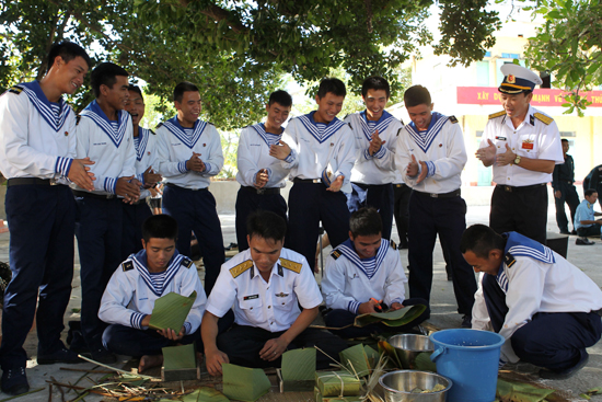 
Hội thi gói bánh chưng ở đảo diễn ra rất hào hứng và sôi động giữa các đội tham dự và cả các cổ động viên.
