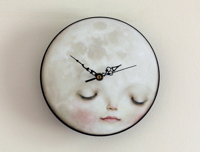 7. Đồng hồ Mặt Trăng treo tường đưa bạn tới giấc ngủ ngọt ngào.